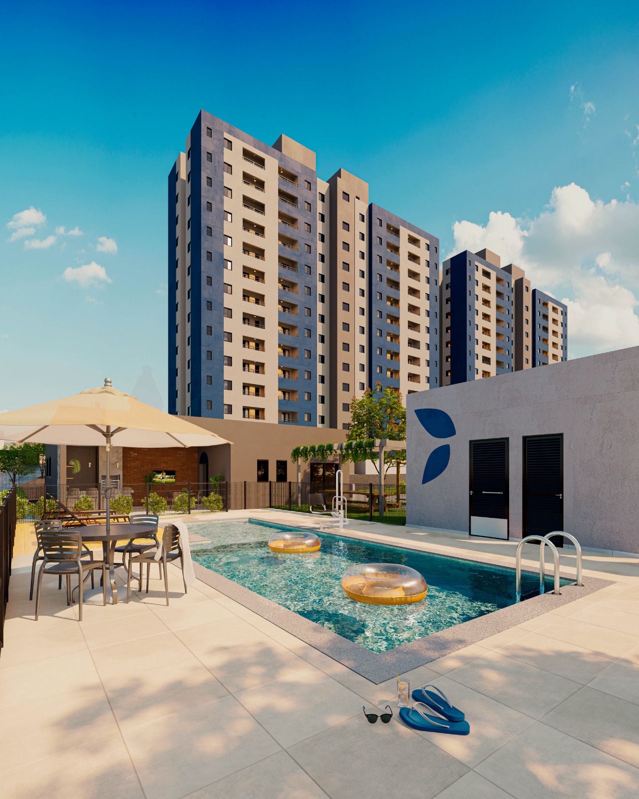 Piscina com deck, guarda-sóis e as torres ao fundo